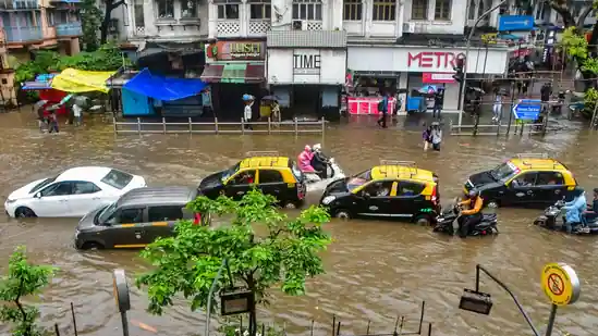 Mumbai Rains: मुंबई में मूसलधार बारिश से हाहाकार, BMC ने जारी किया हाई-टाइड अलर्ट